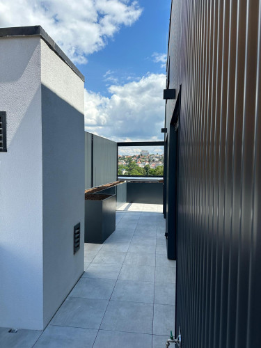 Designové květináče v developerském projektu