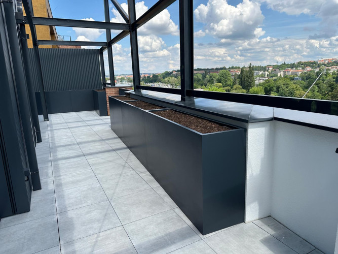 Designové květináče v developerském projektu