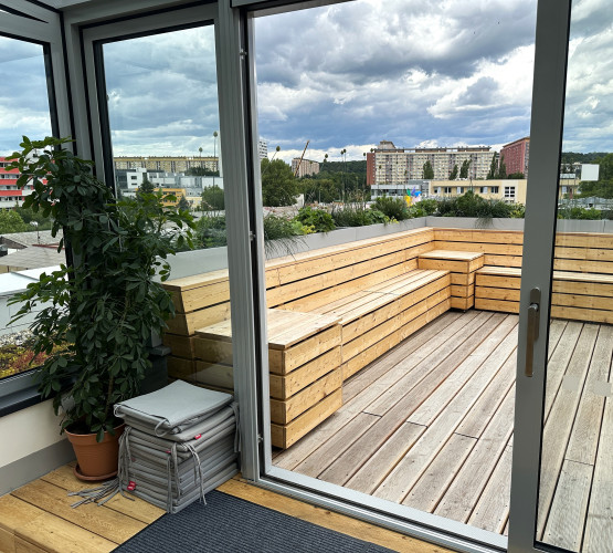 Designové květináče na terase Fyzikálního ústavu