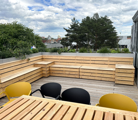 Designové květináče na terase Fyzikálního ústavu