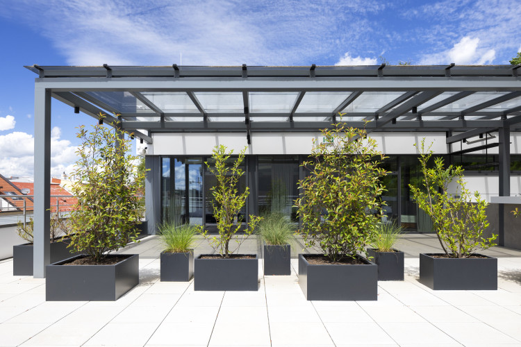 Venkovní květináče na terase Gastrocentra Trenčín