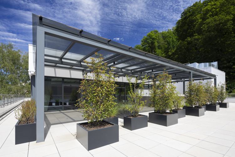 Venkovní květináče na terase Gastrocentra Trenčín