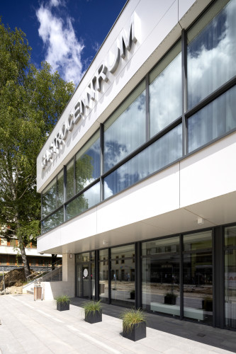 Venkovní květináče na terase Gastrocentra Trenčín