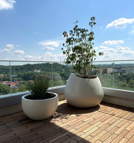 Venkovní květináče vytvářející soukromí na terase