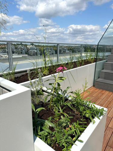 Venkovní květináče vytvářející soukromí na terase