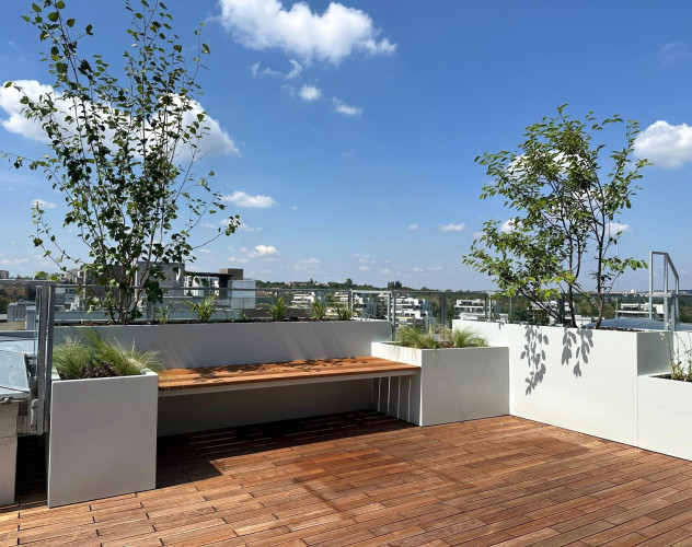 Venkovní květináče vytvářející soukromí na terase