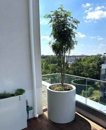 Venkovní květináče vytvářející soukromí na terase