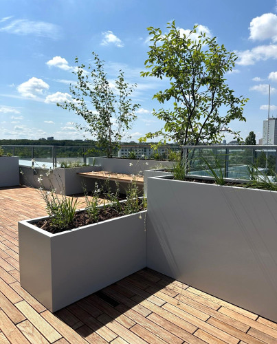 Venkovní květináče vytvářející soukromí na terase