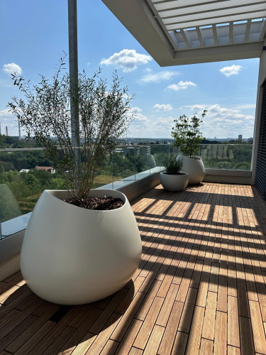 Venkovní květináče vytvářející soukromí na terase