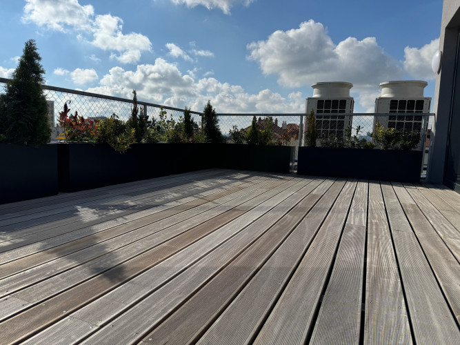 Květináče na terasu pro příjemné prostředí kliniky