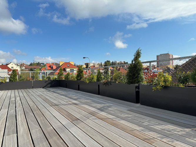 Květináče na terasu pro příjemné prostředí kliniky