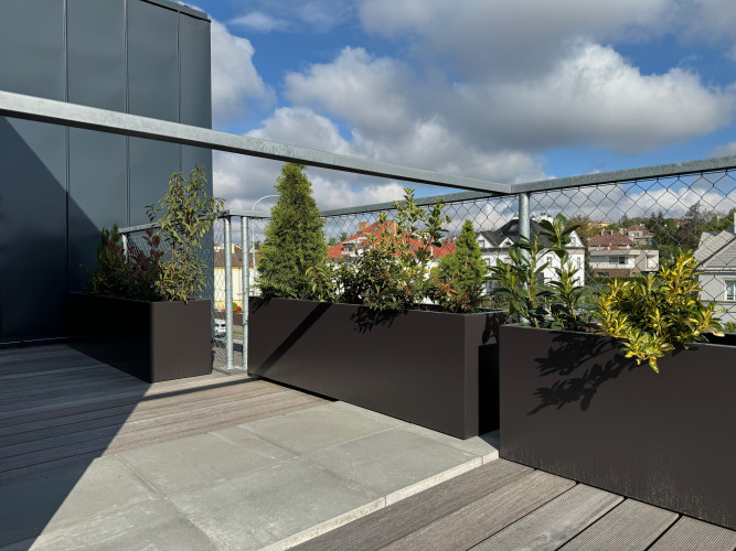 Květináče na terasu pro příjemné prostředí kliniky