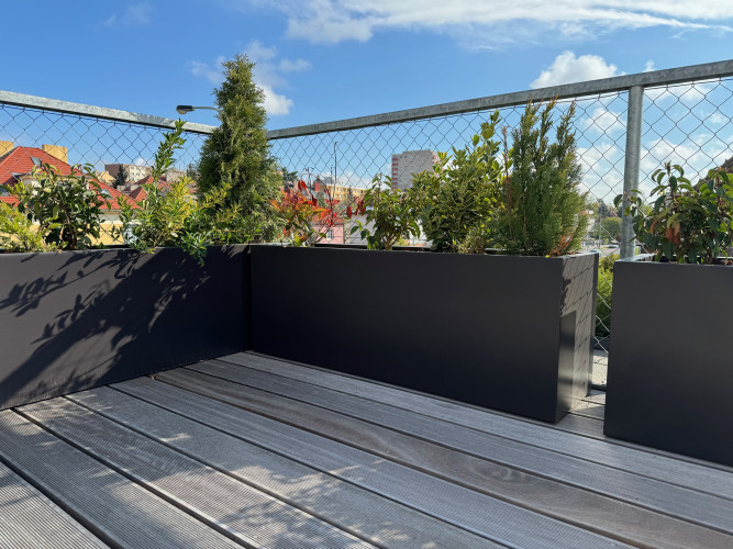 Květináče na terasu pro příjemné prostředí kliniky