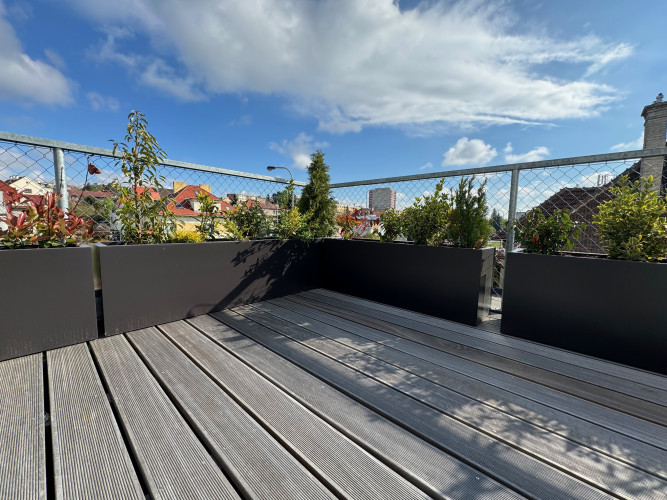 Květináče na terasu pro příjemné prostředí kliniky