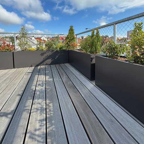 Květináče na terasu pro příjemné prostředí kliniky