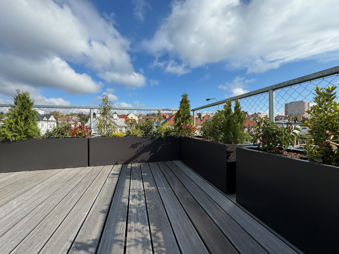 Květináče na terasu pro příjemné prostředí kliniky