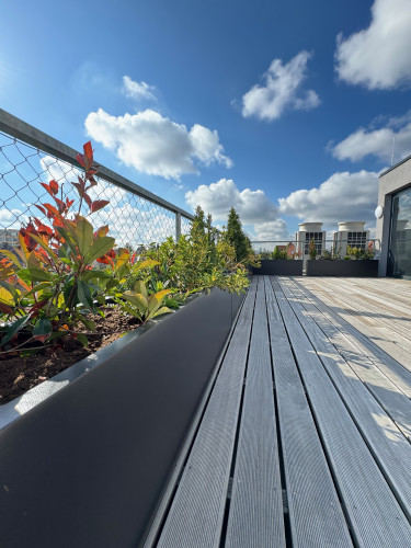 Květináče na terasu pro příjemné prostředí kliniky