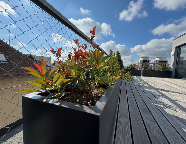 Květináče na terasu pro příjemné prostředí kliniky