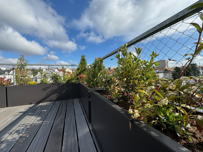 Květináče na terasu pro příjemné prostředí kliniky