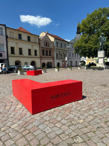 Sklolaminátový městský mobiliář