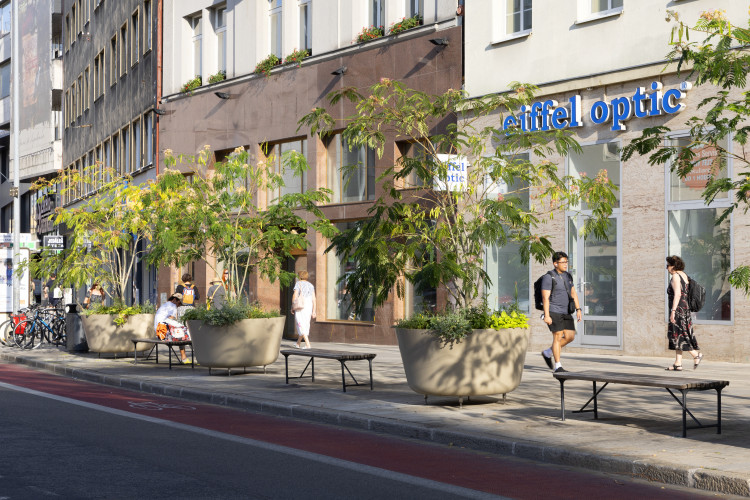 Velké květináče jako městský mobiliář