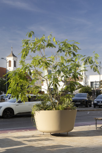 Velké květináče jako městský mobiliář