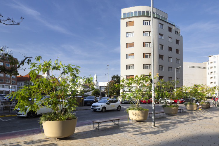 Velké květináče jako městský mobiliář