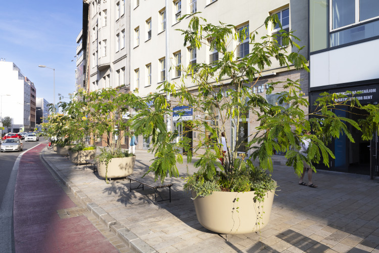 Velké květináče jako městský mobiliář