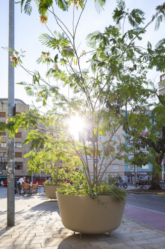 Velké květináče jako městský mobiliář