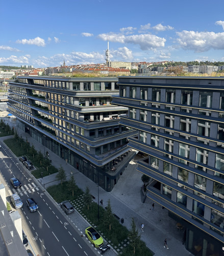 Sklolaminátové květináče v antracitové barvě na terase