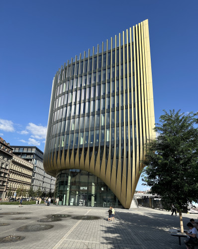 Sklolaminátové květináče v antracitové barvě na terase