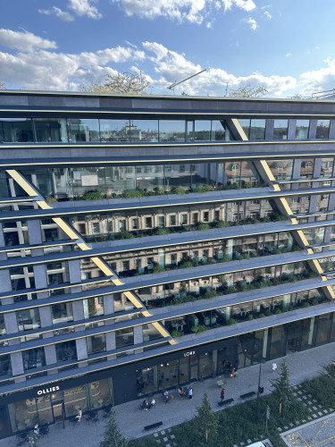 Sklolaminátové květináče v antracitové barvě na terase