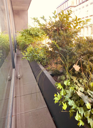 Sklolaminátové květináče v antracitové barvě na terase