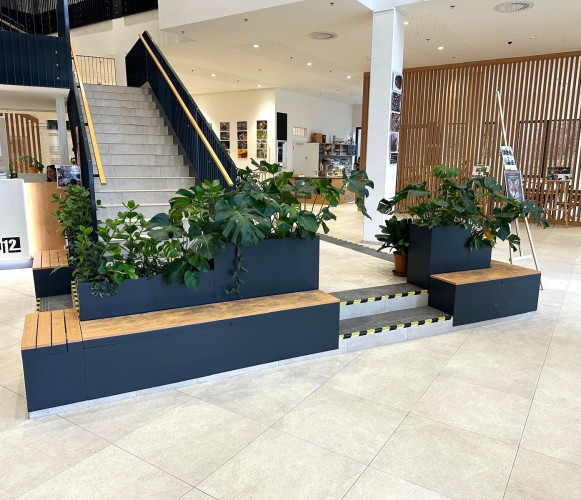 Interiérové květináče s výsadbou ve vstupní hale úřadu