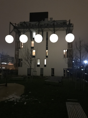 Efektní svítící koule na budově