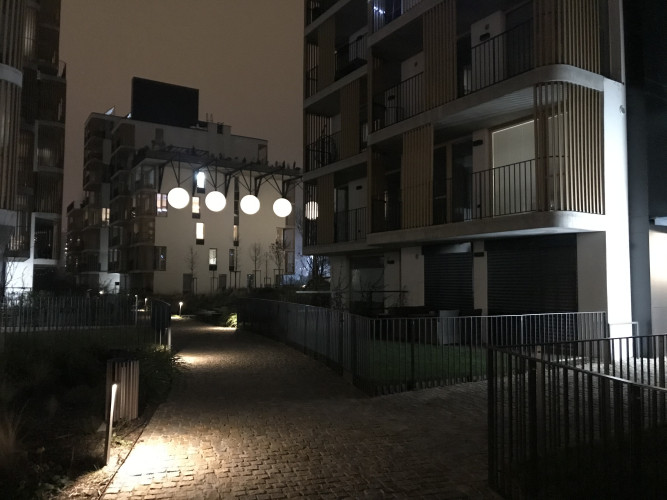 Svítící sklolaminátové koule v bytovém komplexu