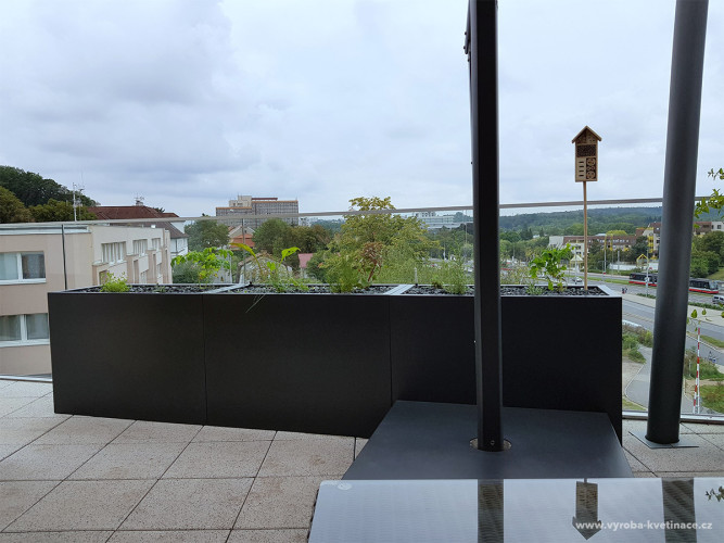 Květináč jako zástěna na terase