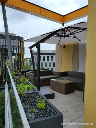 Květináče na terase