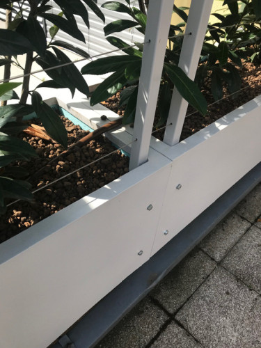 Květináč s treláží jako dělící stěna na terase