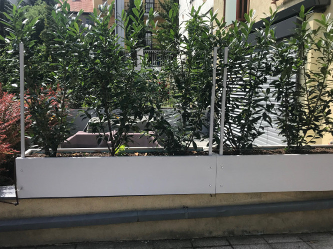 Květináč s treláží jako dělící stěna na terase