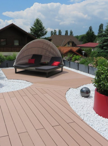 Velké červené květináče na terase