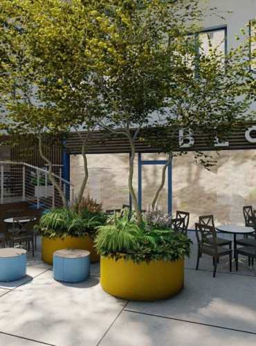 Květináče s lavicí ve veřejném atriu