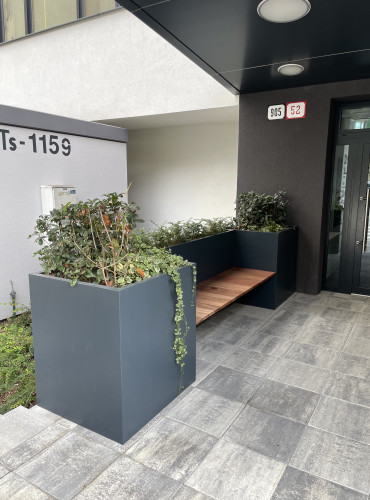 Městský mobiliář s květináči a lavicí