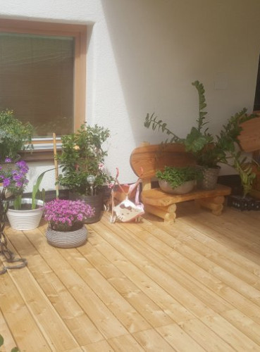 Kulatý květináč v barvě slonové kosti