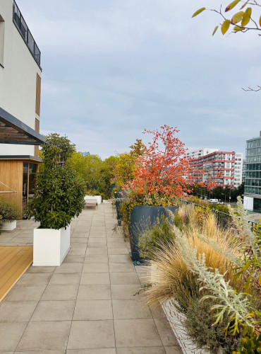 Květináče na terase bytového domu