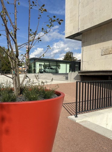 Designové květináče doplňující veřejný prostor