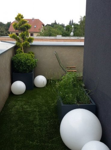 Moderní kostkové květináče na terasu