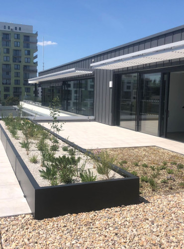 Vyvýšené záhony s bohatou výsadbou