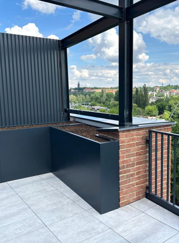 Designové květináče v developerském projektu