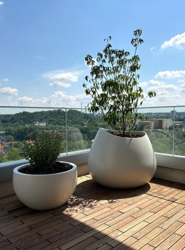 Venkovní květináče vytvářející soukromí na terase